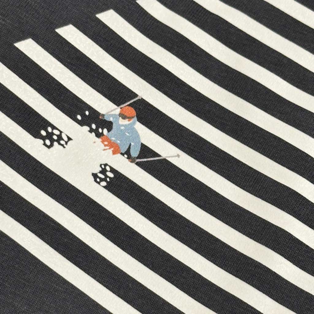 Defeua® WINTER STRIPES tshirt streetwear colore india ink grey, dettaglio sciatore