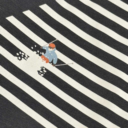 Defeua® WINTER STRIPES tshirt streetwear colore india ink grey, dettaglio sciatore
